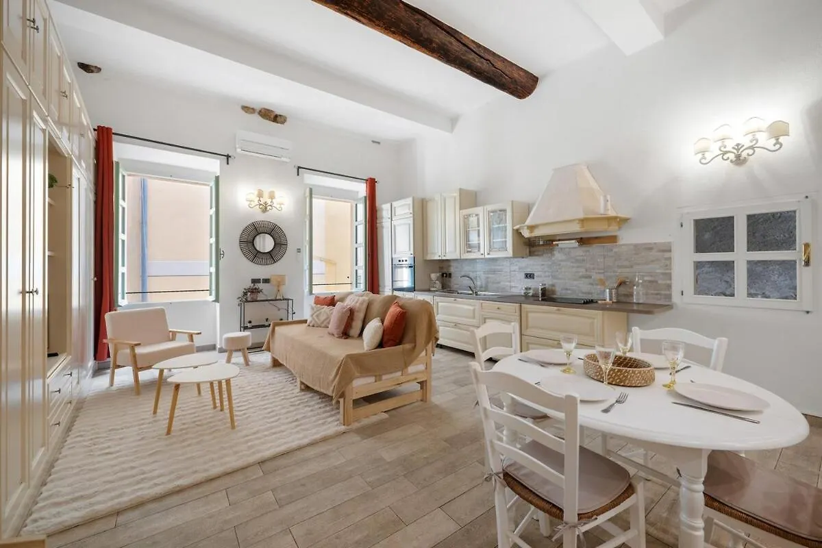 Evasion A Menton, Vieille Ville Apartment