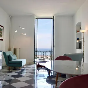 Le Grand Prestigieux Et Unique, Vue Menton